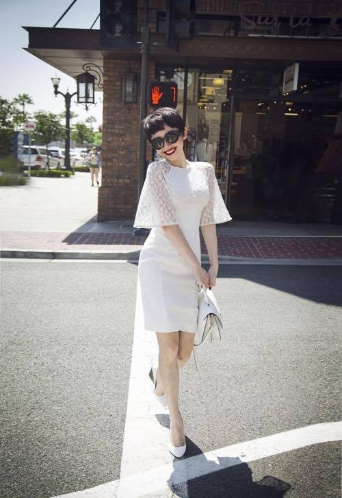 Tóc Tiên gợi cảm với váy trắng, cô ca sĩ trẻ khoe rằng từ đầu năm đến nay cô đã 5 lần về Việt Nam.